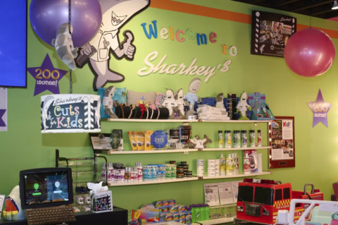 interior de sharkeys kids hair salon colorido