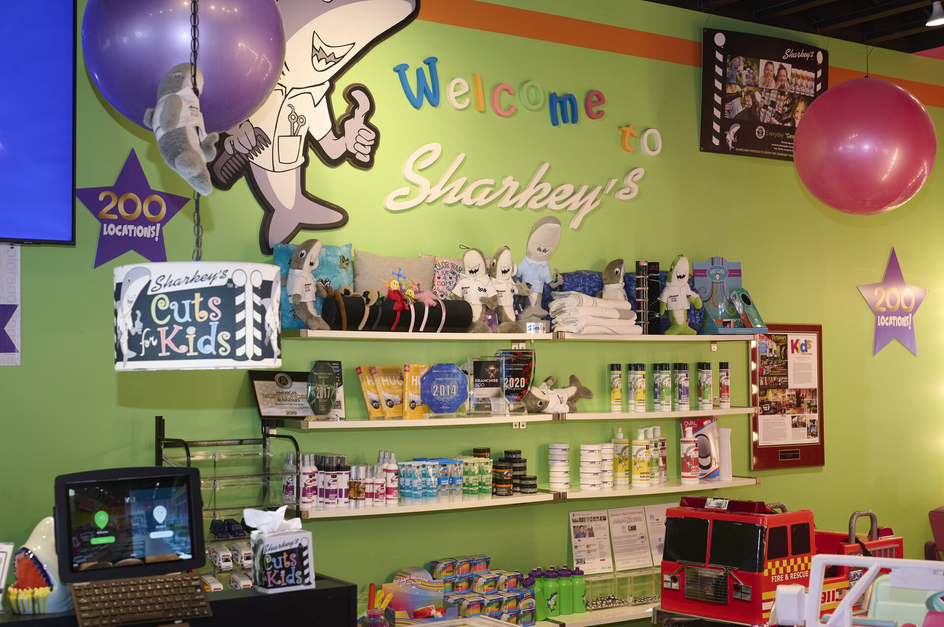 interior de sharkeys kids hair salon colorido