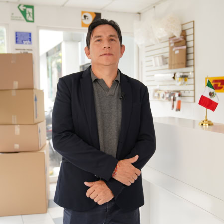 retrato de hombre en oficina logística dhl, méxico