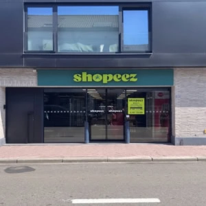façade moderne de la boutique shopeez