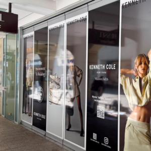 Überdachte einkaufspassage mit kenneth cole werbung