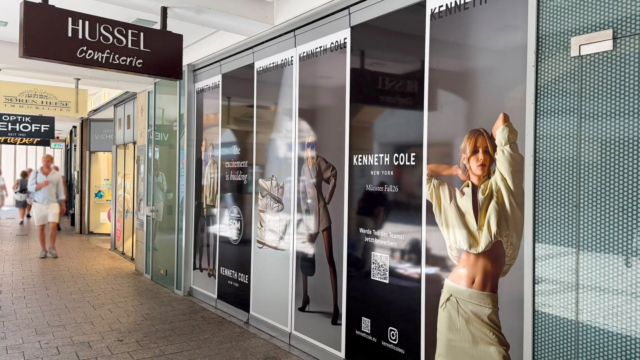 Überdachte einkaufspassage mit kenneth cole werbung