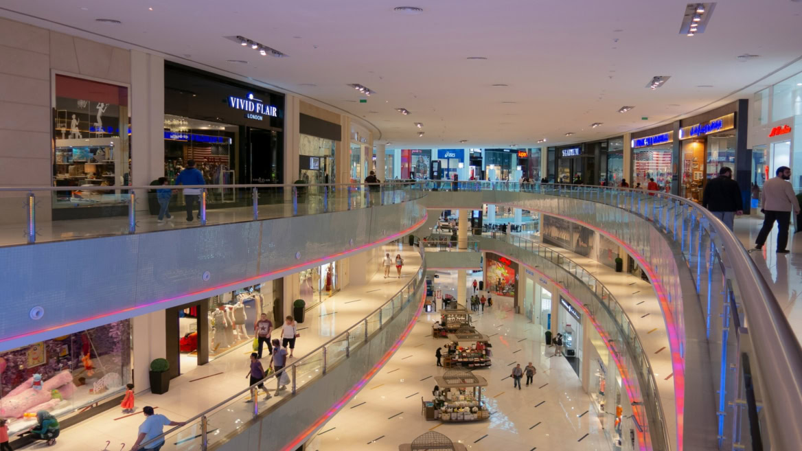 centre commercial moderne avec atrium lumineux et boutiques