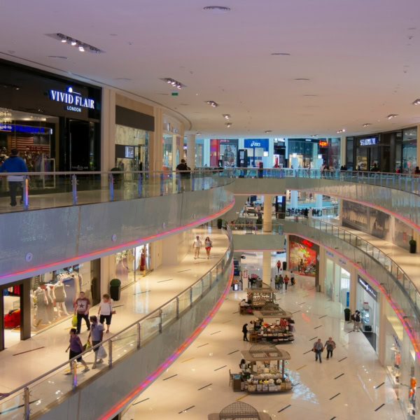 centre commercial moderne avec atrium lumineux et boutiques