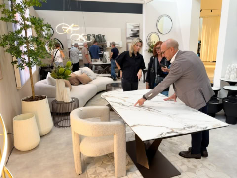 showroom design moderne avec table marbrée