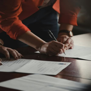 signature de contrat autour dune table