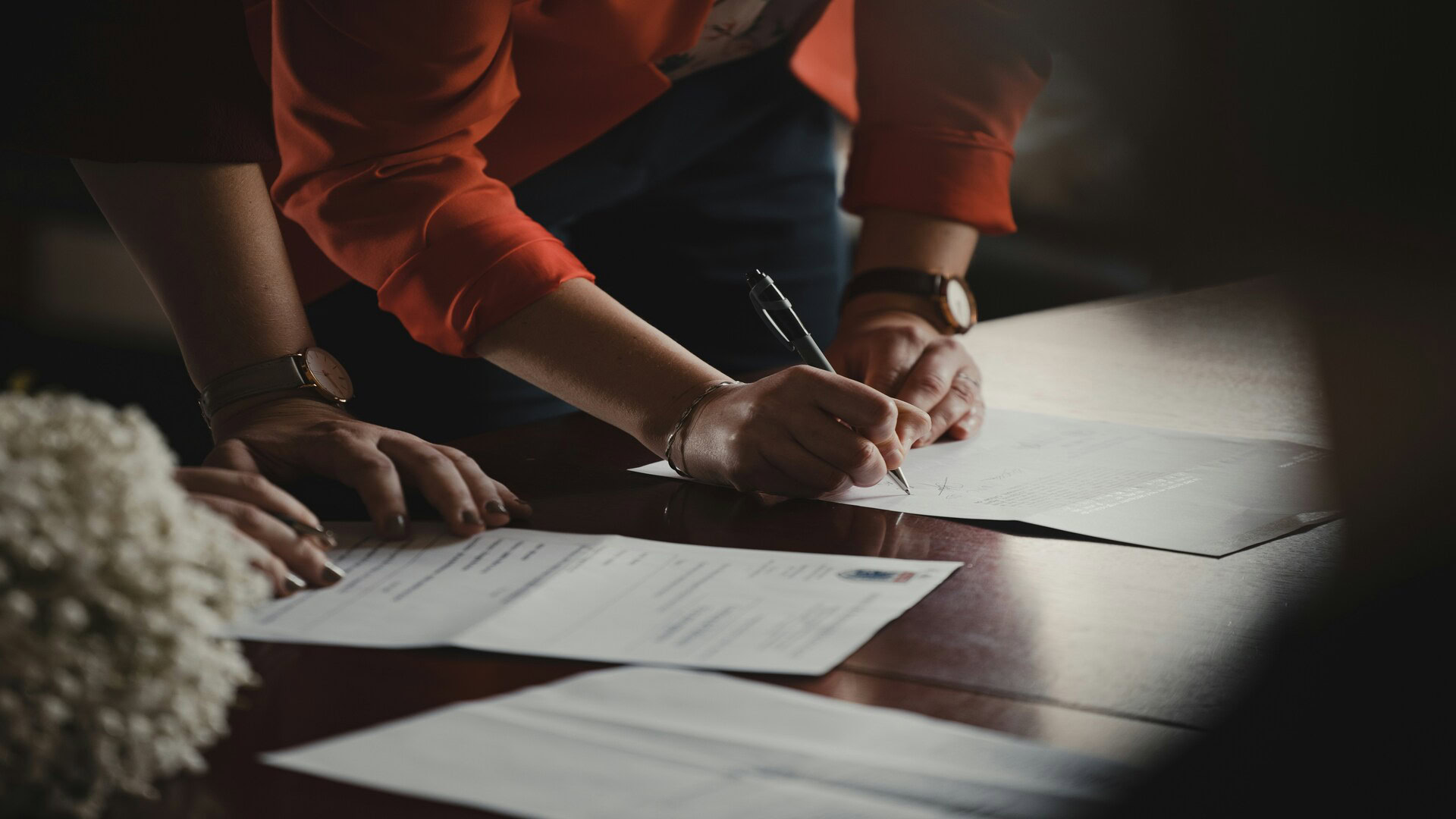 signature de contrat autour dune table