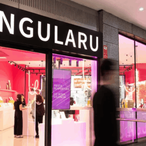 boutique singularu en centro comercial, luces rosas