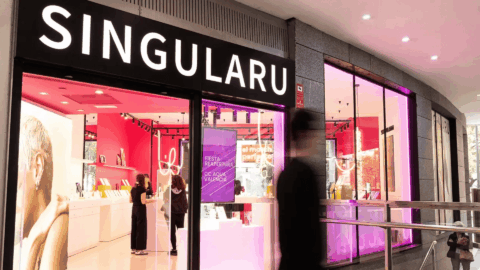 boutique singularu en centro comercial, luces rosas