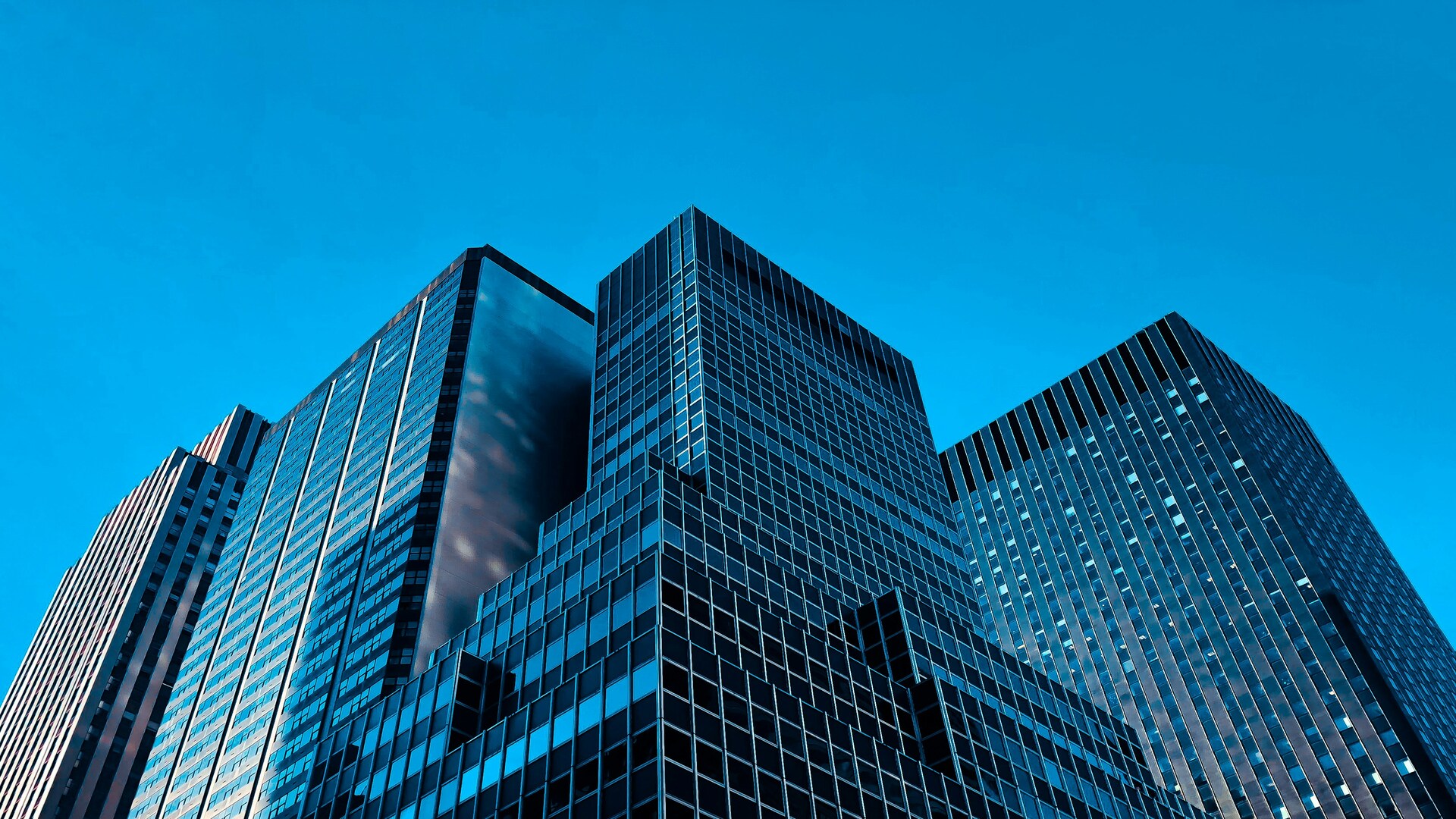 gratte ciel modernes sous ciel bleu