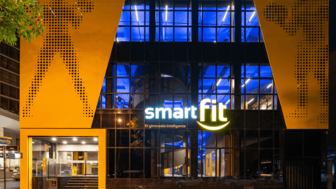 gimnasio smart fit de noche, fachada moderna