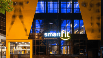 gimnasio smart fit de noche, fachada moderna