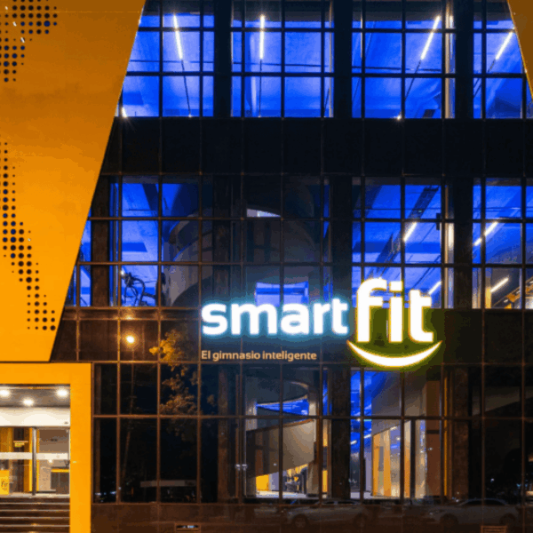 gimnasio smart fit de noche, fachada moderna