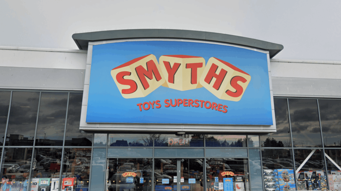 façade smyths toys superstores avec vitrine de jouets