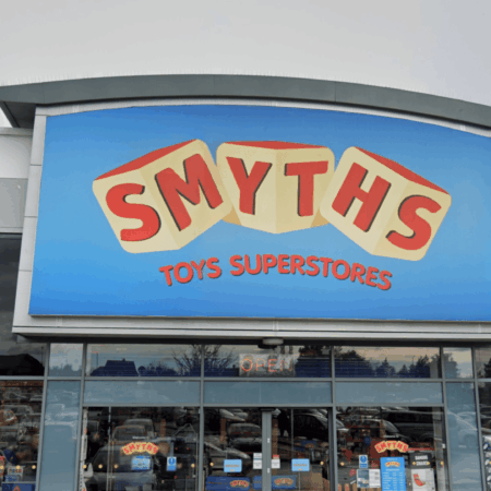façade smyths toys superstores avec vitrine de jouets