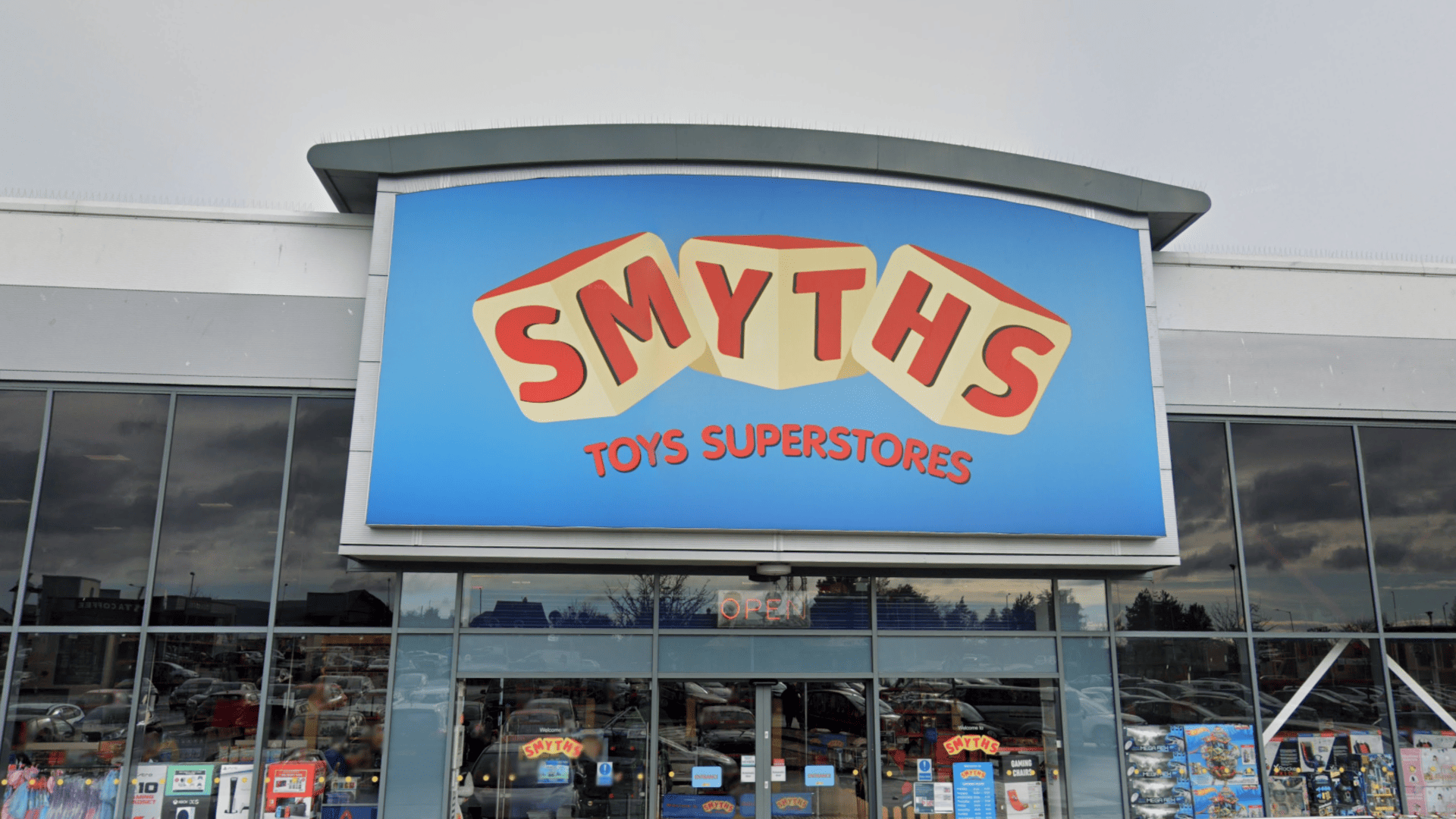 façade smyths toys superstores avec vitrine de jouets