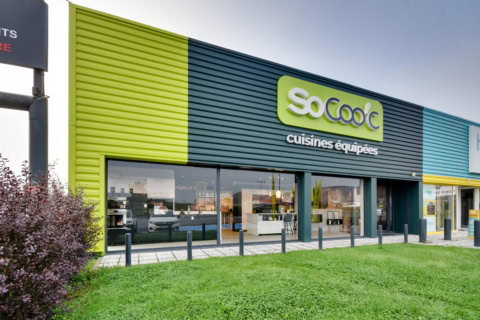 façade colorée du showroom cuisines socoo’c