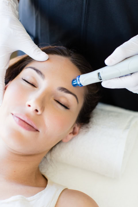soin du visage avec appareil dermatologique