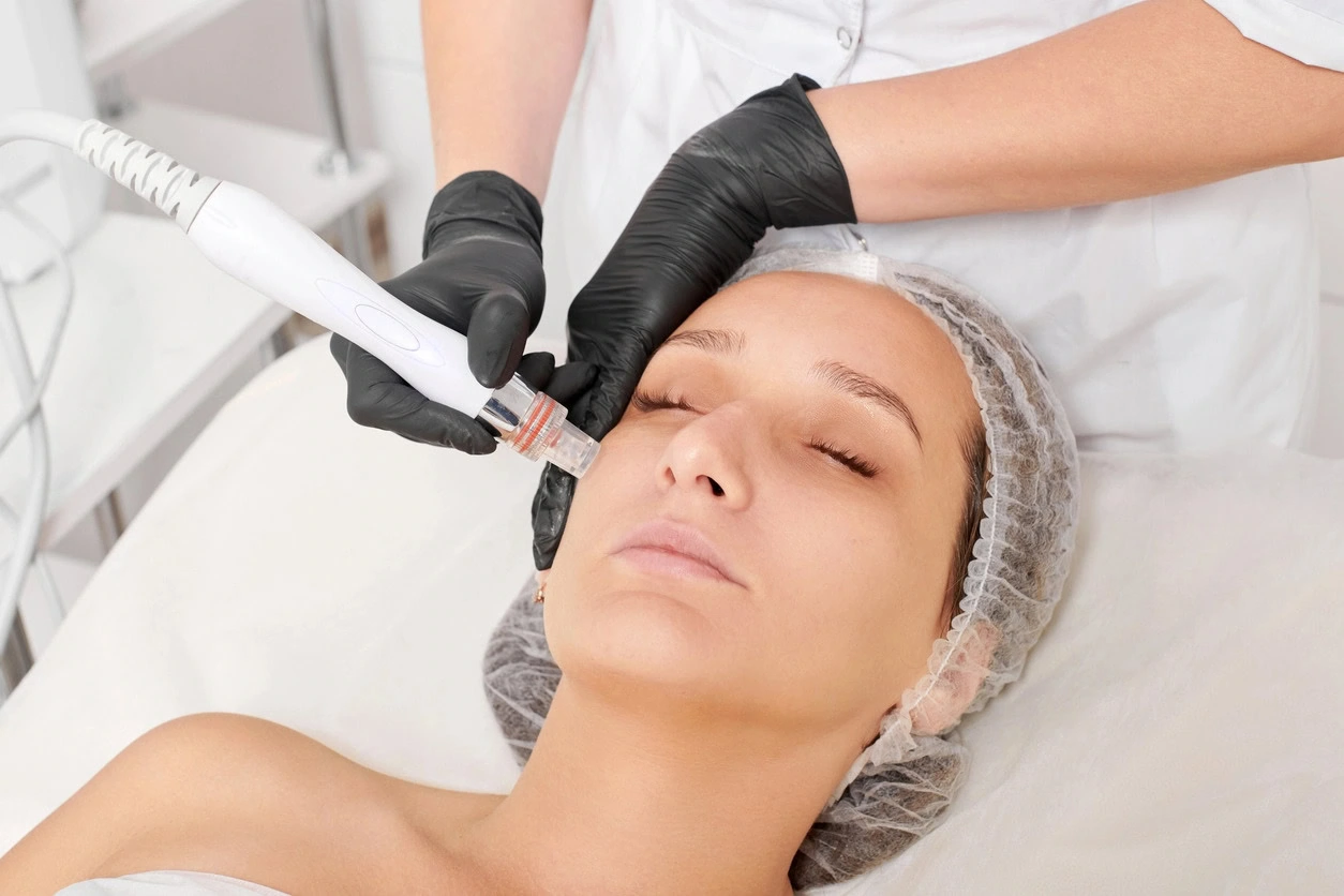 soin visage esthétique en clinique avec appareil
