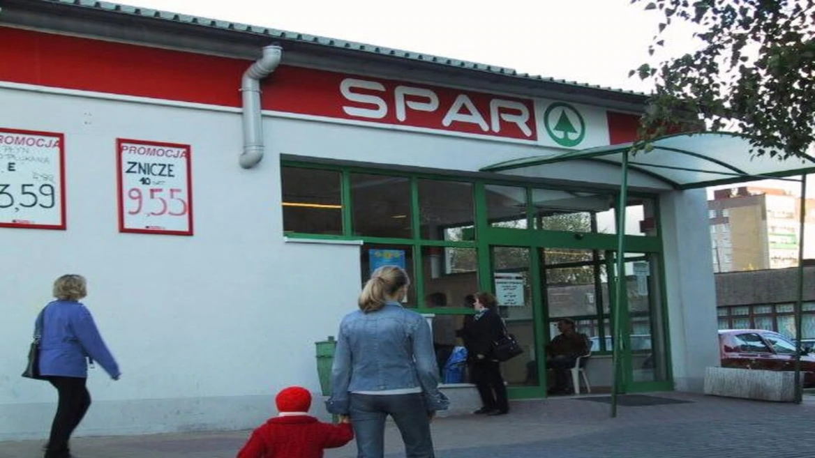 façade du spar avec clients à l’entrée