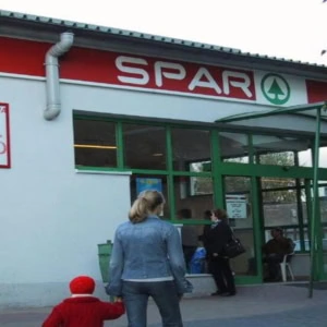 façade du spar avec clients à l’entrée