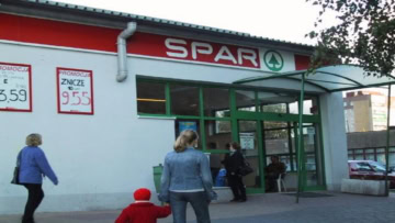 façade du spar avec clients à l’entrée