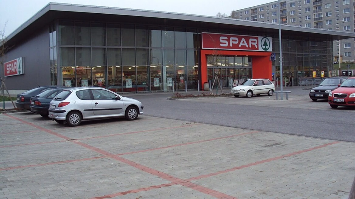 supermarché spar urbain avec parking extérieur