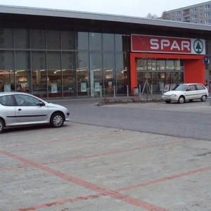 supermarché spar urbain avec parking extérieur