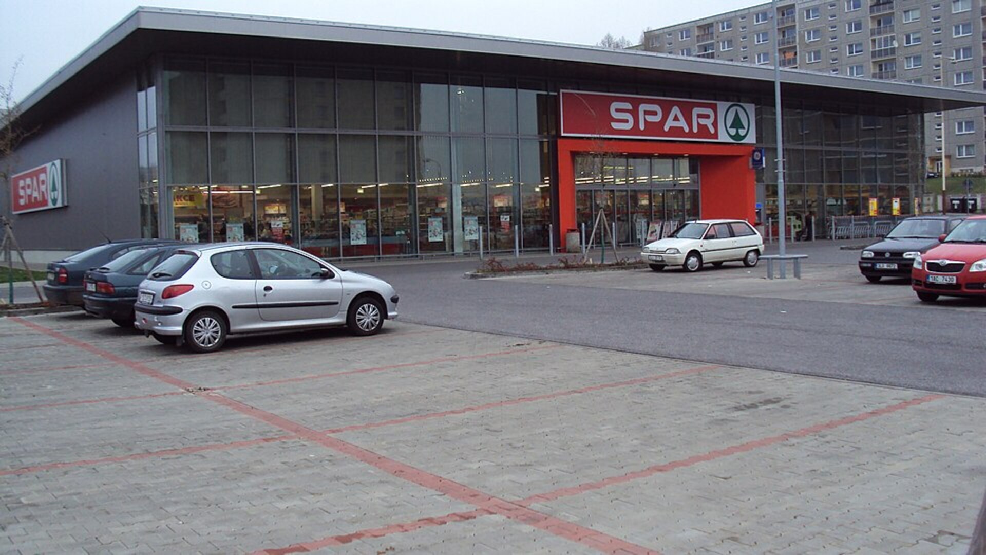 supermarché spar urbain avec parking extérieur