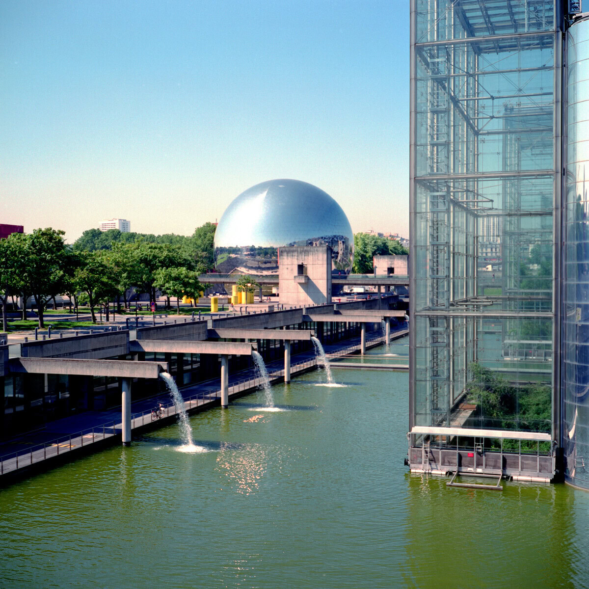 sphère miroir et architecture de verre au canal