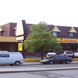 restaurant st hubert, façade extérieure et stationnement