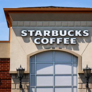 façade starbucks coffee ensoleillée au style méditerranéen
