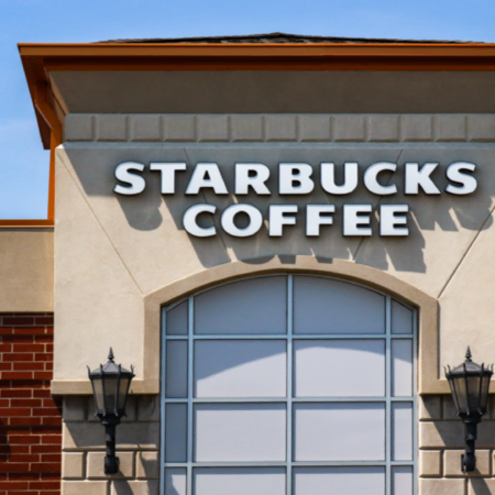 façade starbucks coffee ensoleillée au style méditerranéen