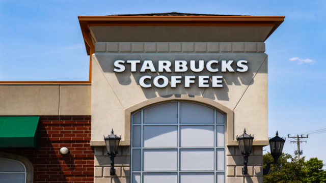 façade starbucks coffee ensoleillée au style méditerranéen