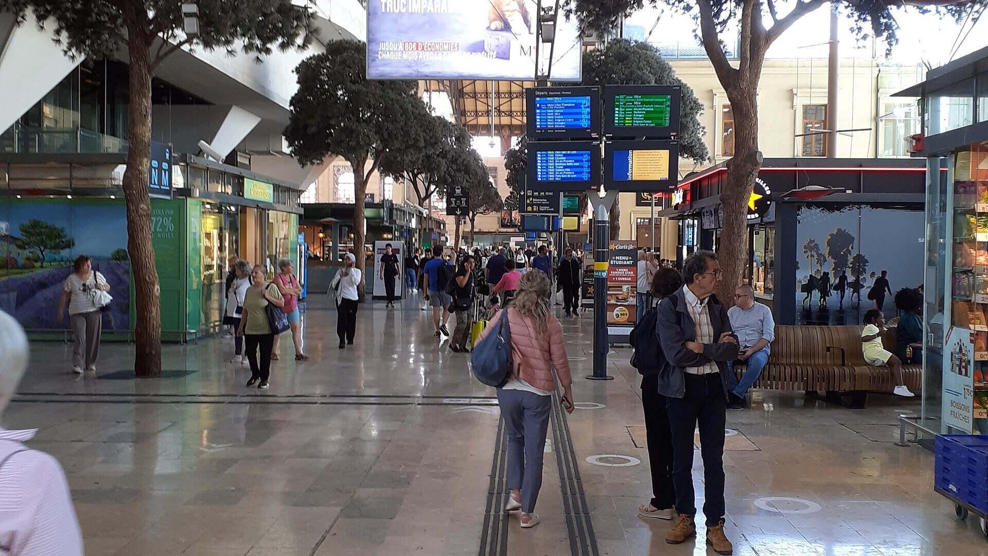 concourse moderne de la gare de marseille avec boutiques