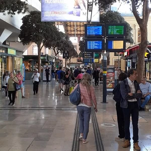 concourse moderne de la gare de marseille avec boutiques