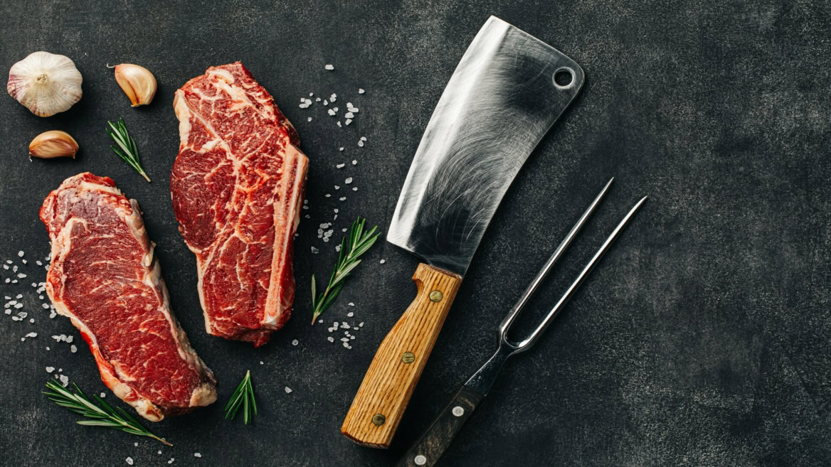 steaks crus, Épices et ustensiles de grillade