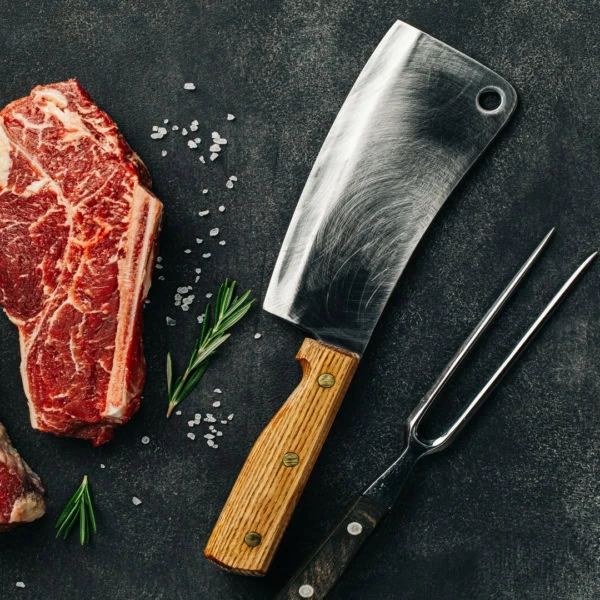 steaks crus, Épices et ustensiles de grillade