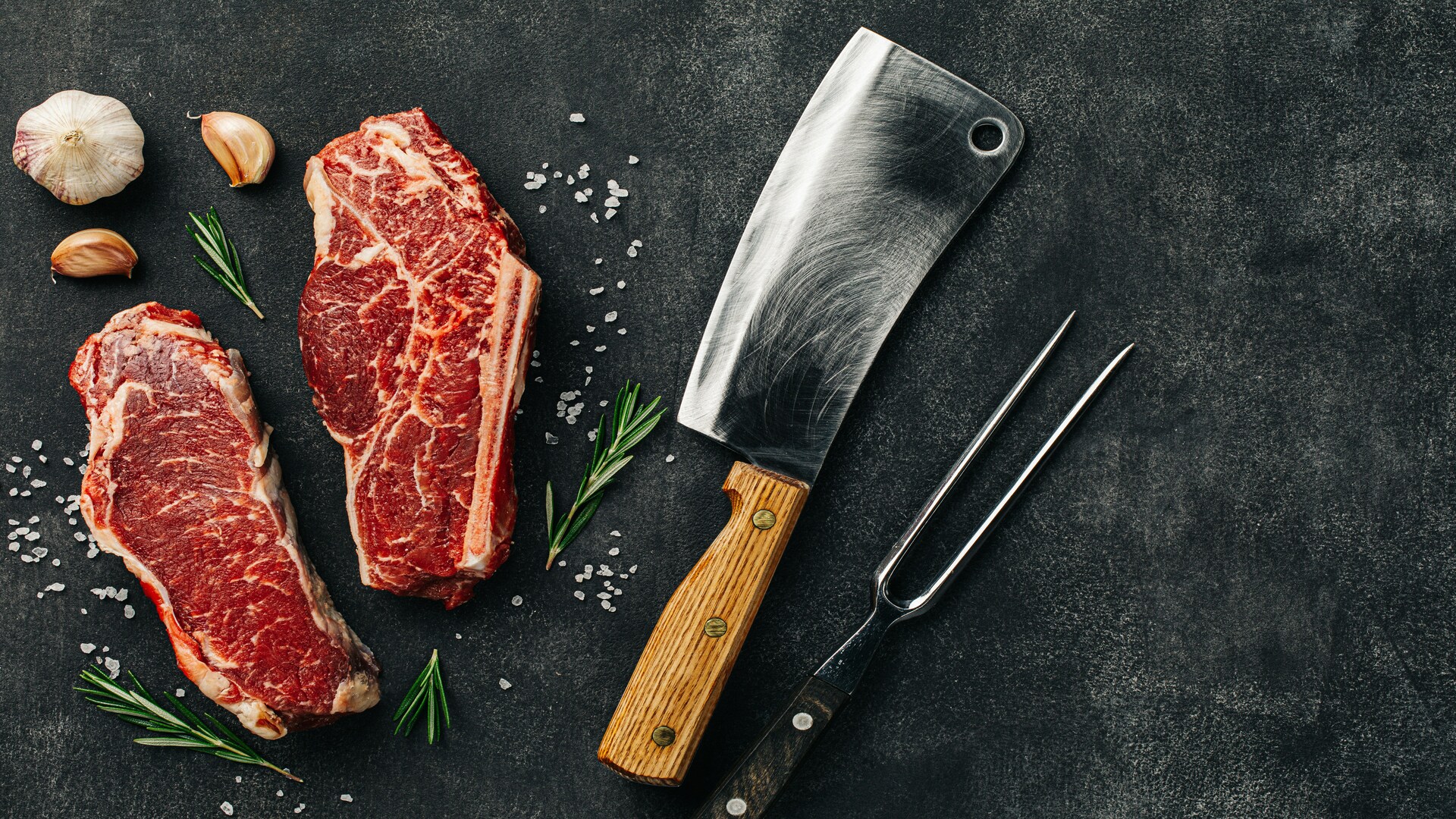 steaks crus, Épices et ustensiles de grillade