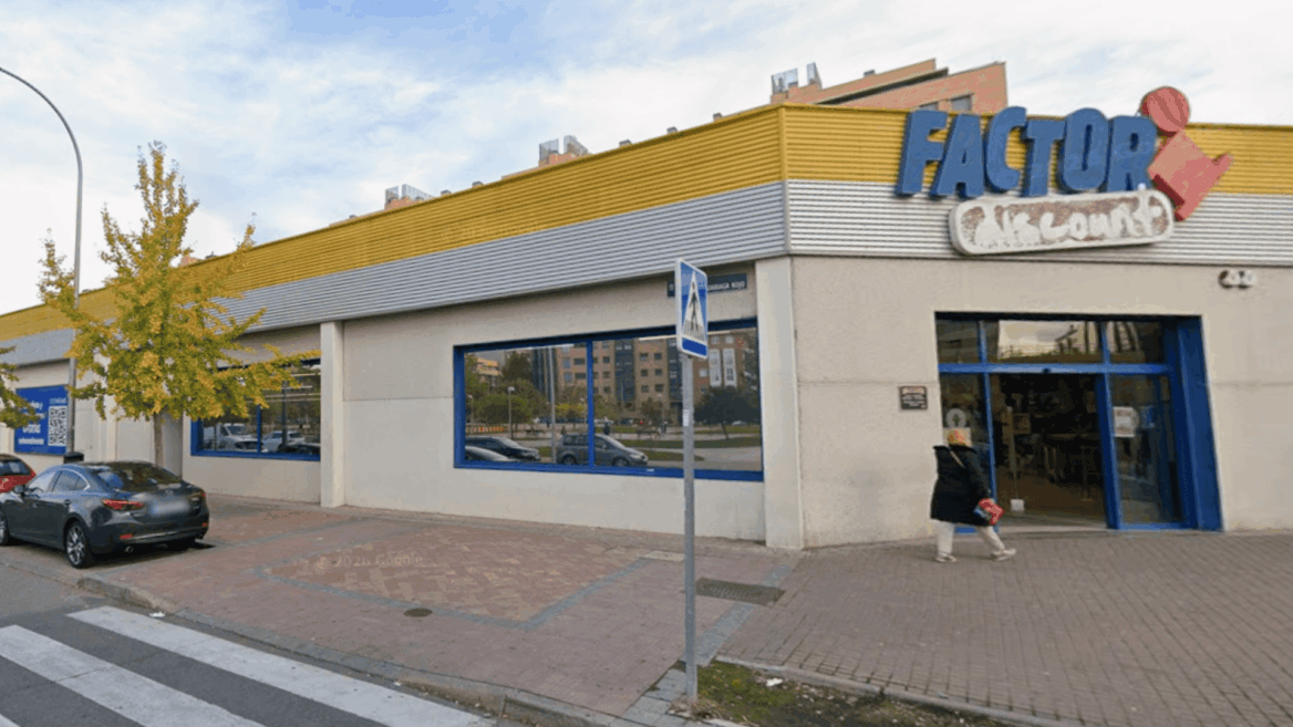 fachada urbana del supermercado factor