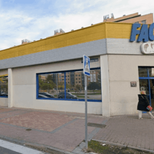 fachada urbana del supermercado factor