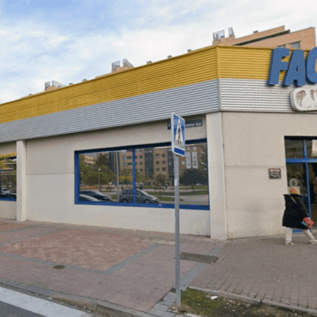 fachada urbana del supermercado factor