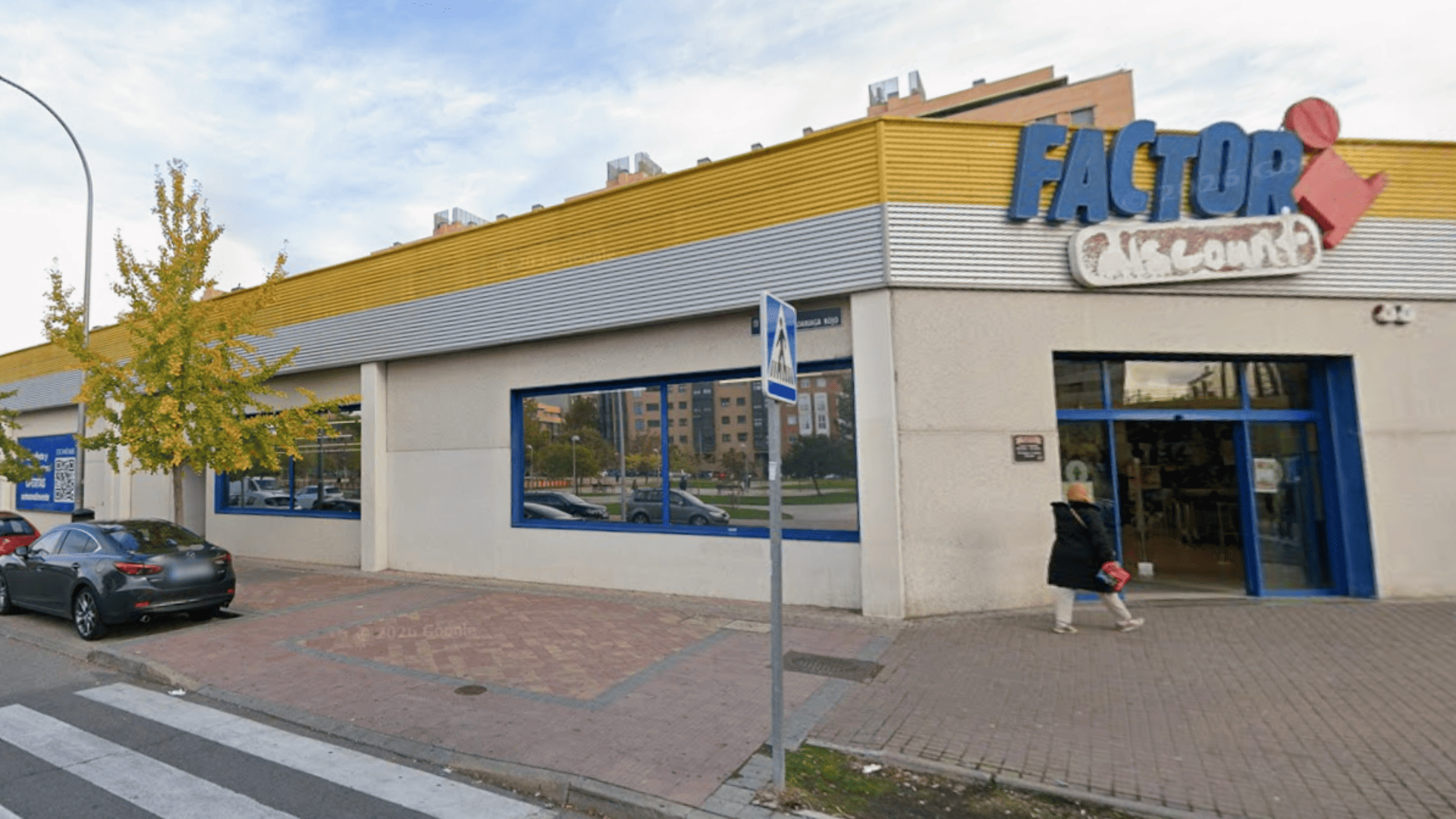 fachada urbana del supermercado factor