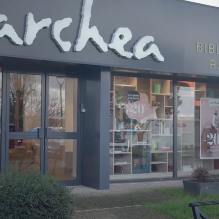 façade du showroom archea avec vitrine promotionnelle