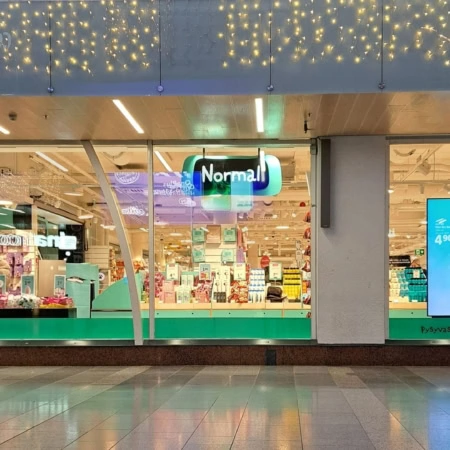 vitrine cosmétique lumineuse avec enseigne normal