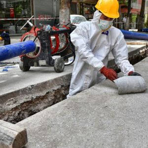 straßenbau mit rohrreparatur und grabenarbeiten