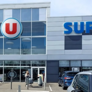 façade moderne d’un super u avec parking