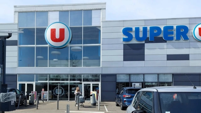 façade moderne d’un super u avec parking