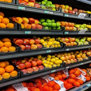 Étalage de fruits colorés au supermarché