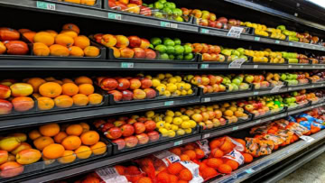 Étalage de fruits colorés au supermarché